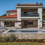 Nice Home In Malinska With Sauna بيت للعطل