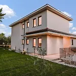 Nice Home In Malinska With Sauna مالينسكا